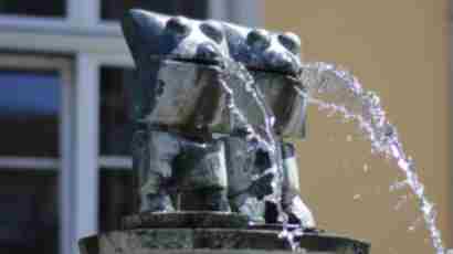 Max Ernst Brunnen vor dem Rathaus (c) NR